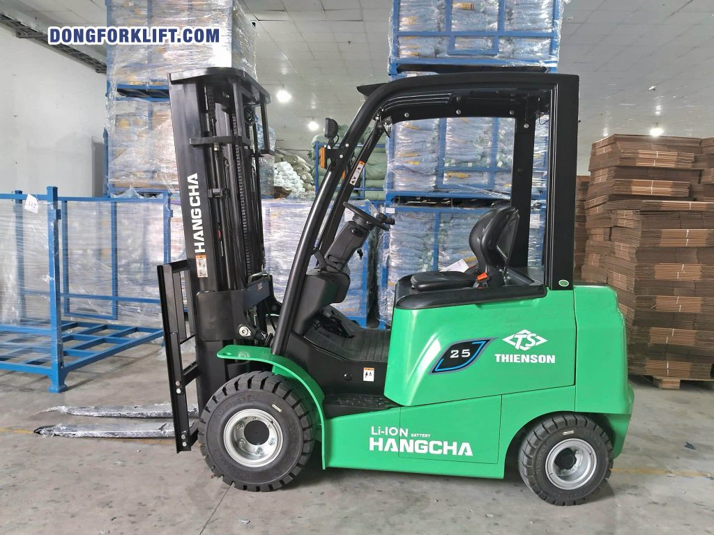 Xe nâng điện 2.5 tấn LITHIUM trong kho