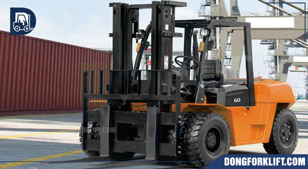 Xe nâng dầu 6 X ở bến cảng