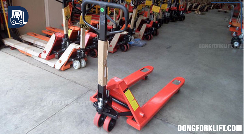 Xe nâng tay cơ 2 tấn khá dễ dàng trong thao tác