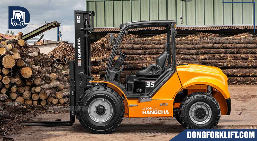 Xe nâng điện địa hình 3.5 tấn trong kho bãi.