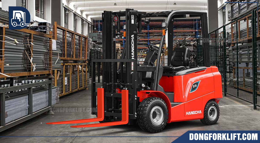 Xe nâng điện 2.5 tấn dòng AE trong kho bãi.