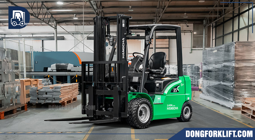 Xe nâng điện 3.5 tấn LITHIUM trong kho bãi.