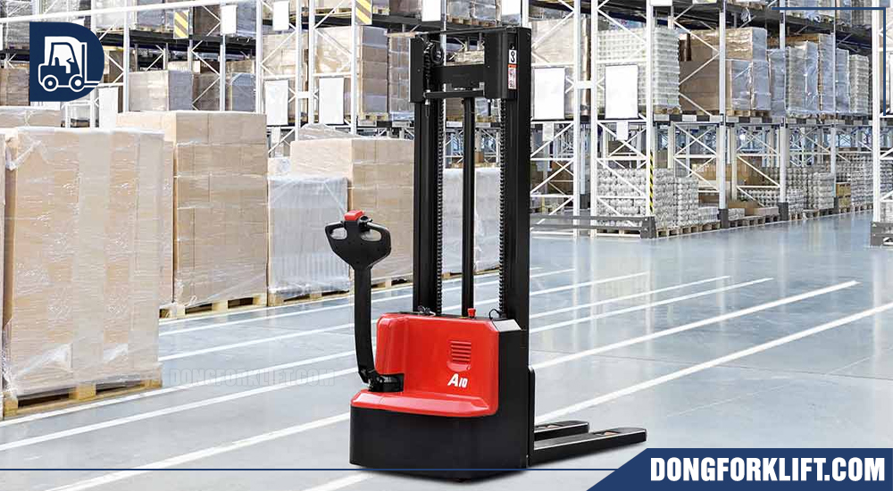 Xe nâng tay điện cao 1 tấn trong kho bãi.