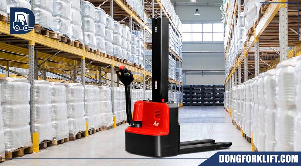 Xe nâng tay điện mini 1 tấn trong kho bãi.