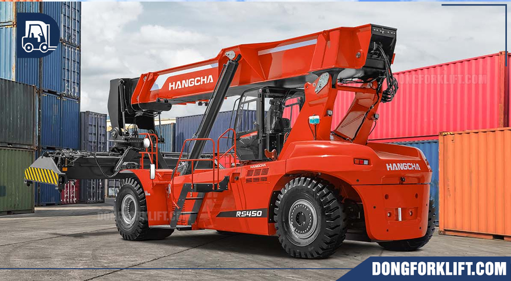 Xe nâng gắp container 45 tấn trong kho bãi .