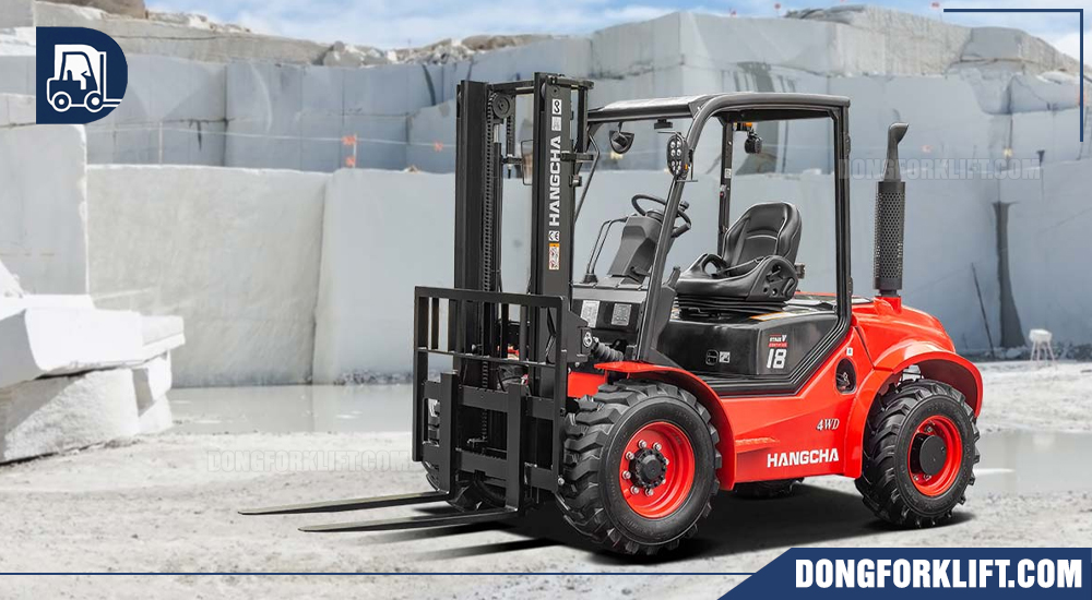 Xe nâng dầu địa hình 1.8 tấn trong kho bãi.