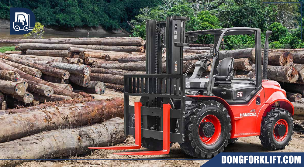 Xe nâng dầu địa hình 5 tấn trong địa hình khắc nghiệt.